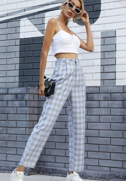 Weiß geschnittenes Cami-Top gepaart mit hoch taillierten karierten Hosen, perfekt für ungezwungene Ausflüge oder Sommerveranstaltungen.