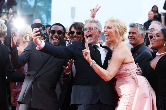 Cannes, Frankreich - 14. Mai: (LR) Tramell Tillman, Tom Cruise, Christopher McQuarrie, Hannah Waddingham, Esai Morales und Angela Bassett nehmen ein Selfie auf dem
