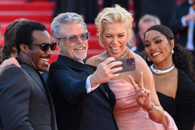 Obligatorische Kredit: Foto von David Fisher/Shutterstock (15298009BT) Christopher McQuarrie macht ein Selfie mit Hannah Waddingham, Tom Cruise, Tramell Tillman und Angela Bassett 'Mission: unmöglich - Die letzte Abrechnung' Premiere, 78. Filmfest, France - 14. Mai 2025
