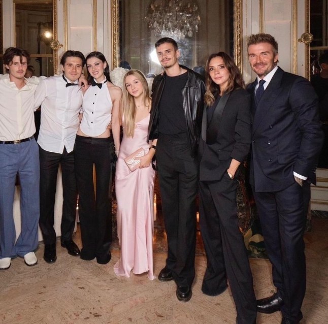 Victoria Beckham Instagram 28. September 2024 Paris Fashoin Woche David Cruz Brooklyn Nicola Peltz Romeo Harper immer da, um mich zu unterstützen? Ich liebe euch alle so sehr !! Küsse @Davidbeckham @brooklynpeltzbeckham @romeobeckham @cruzbeckham @nicolaAnnepeltzbeckham #Harpersen xxx