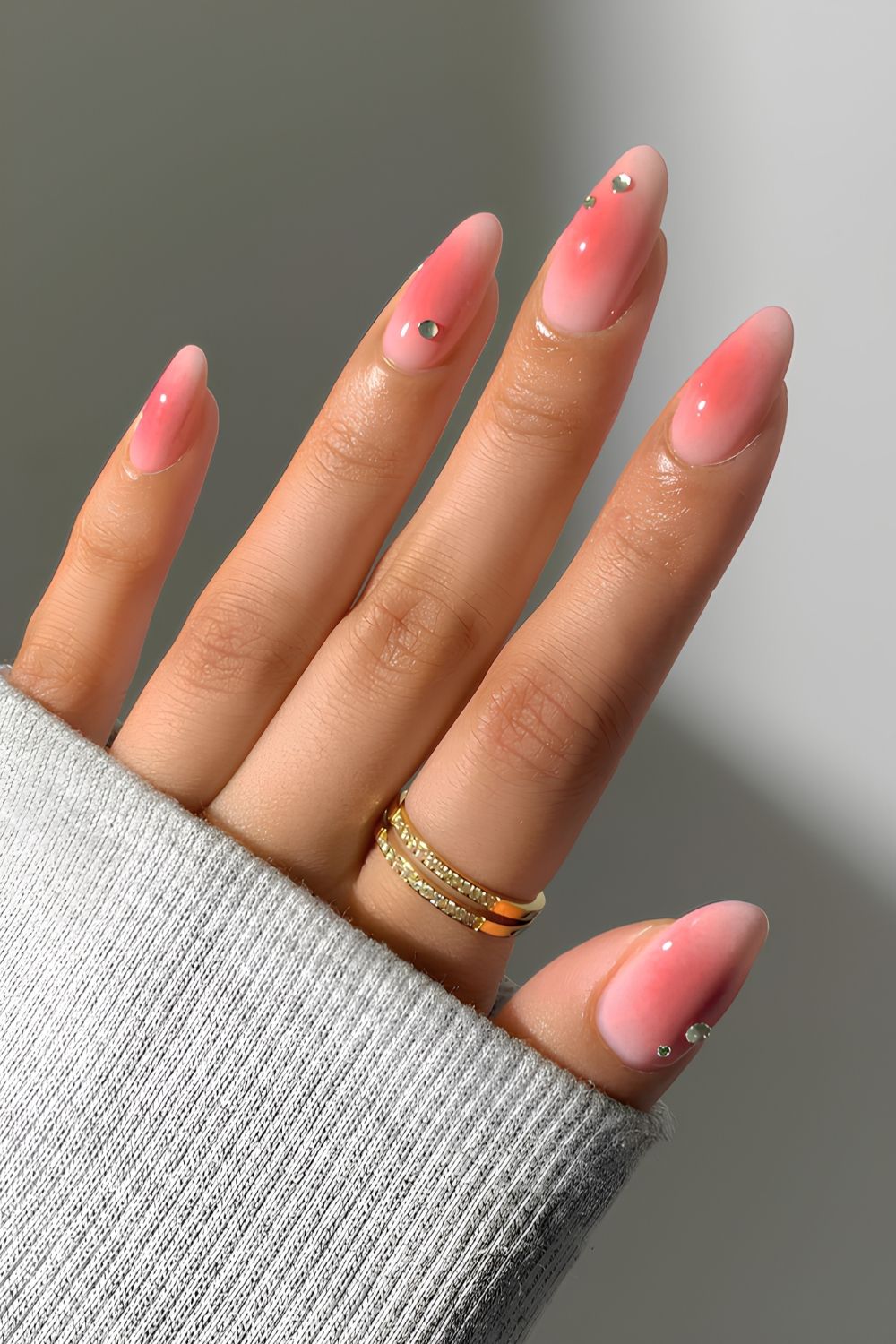 Pink Aura Maniküre mit Strasssteinen