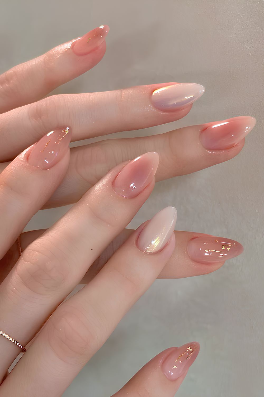 Errötungseffektnägel mit Glitzer- und Chromakzenten