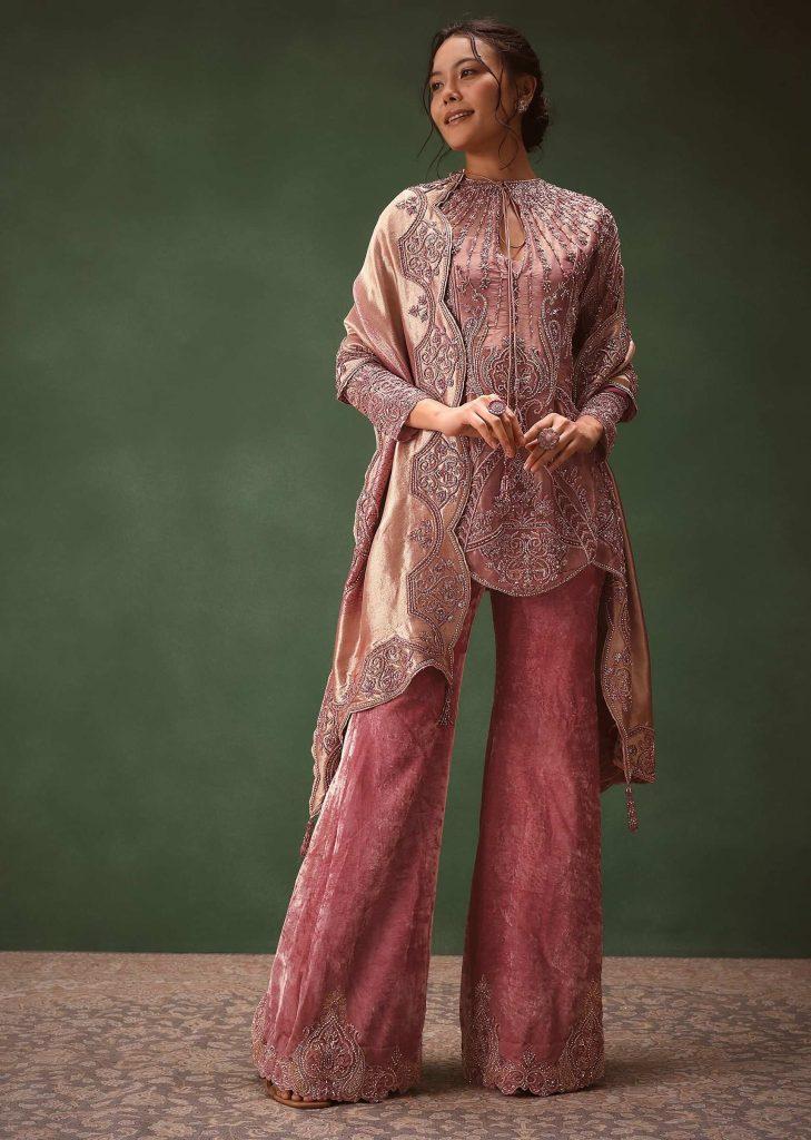 Flilac bestickter kurzer Kurti -Anzug mit Glockenbodenhose