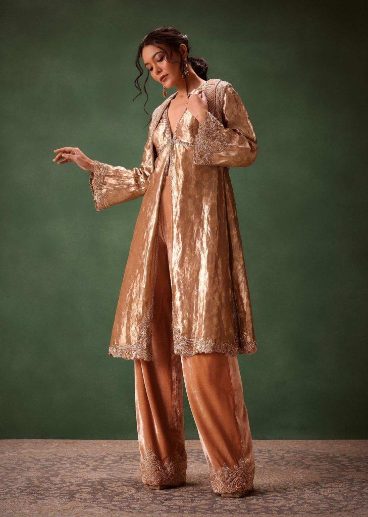 Dusty Brown Brocade Anarkali Style Kurti mit Erntejacke und gerade ausgestellte Hose
