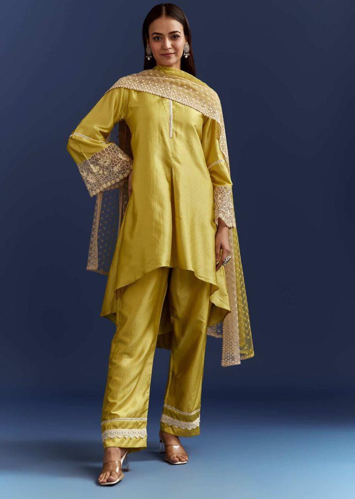 Grüner Faden und Pailletten arbeiten Kurta Set mit Net Dupatta in Fuji Seide