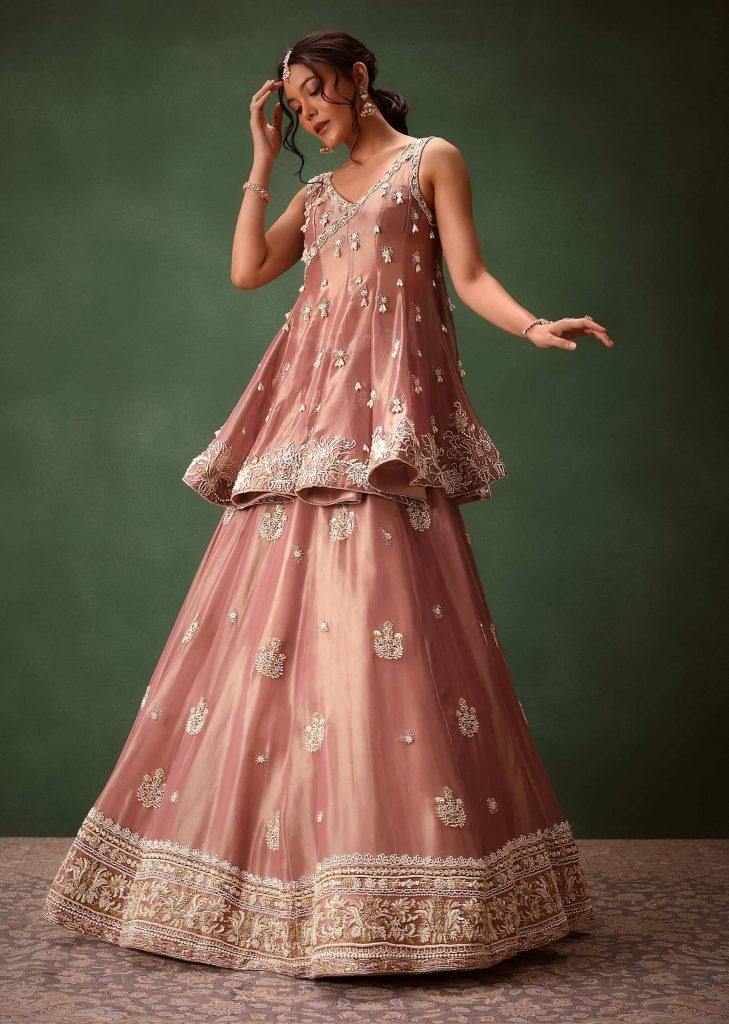 Purple Angrakha -Stil Sticked Kurta mit Lehenga