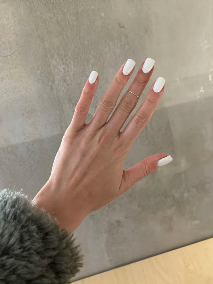 kurze weiße Nägel glänzend quadratisches Finish