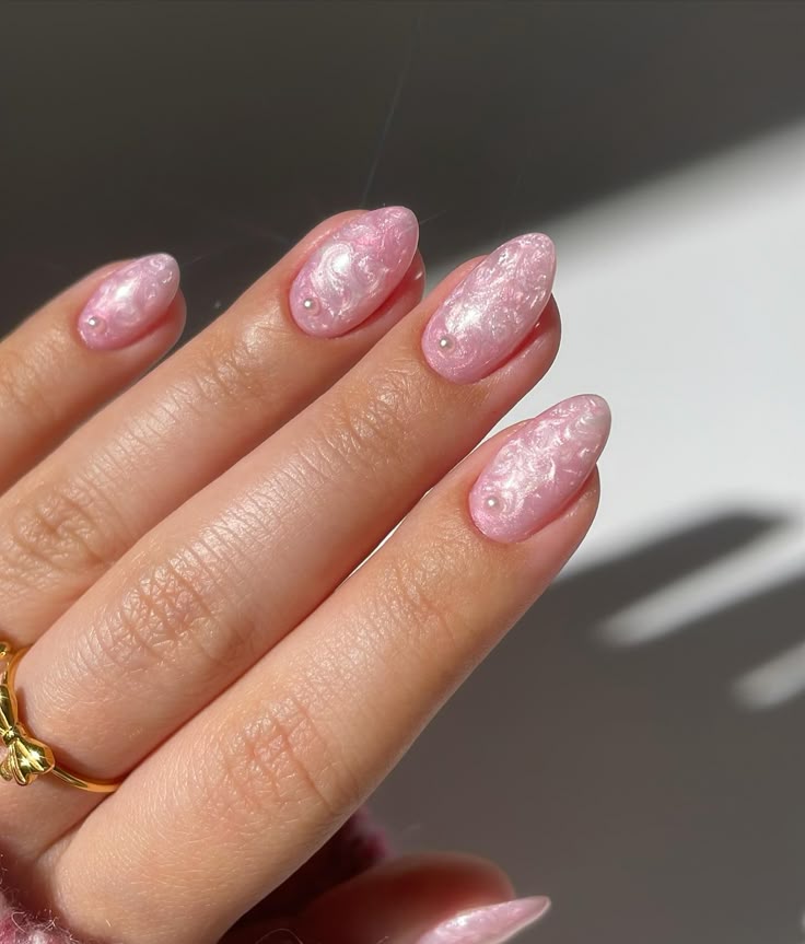 Rosa und weiße Perle Wirbelnägel Design