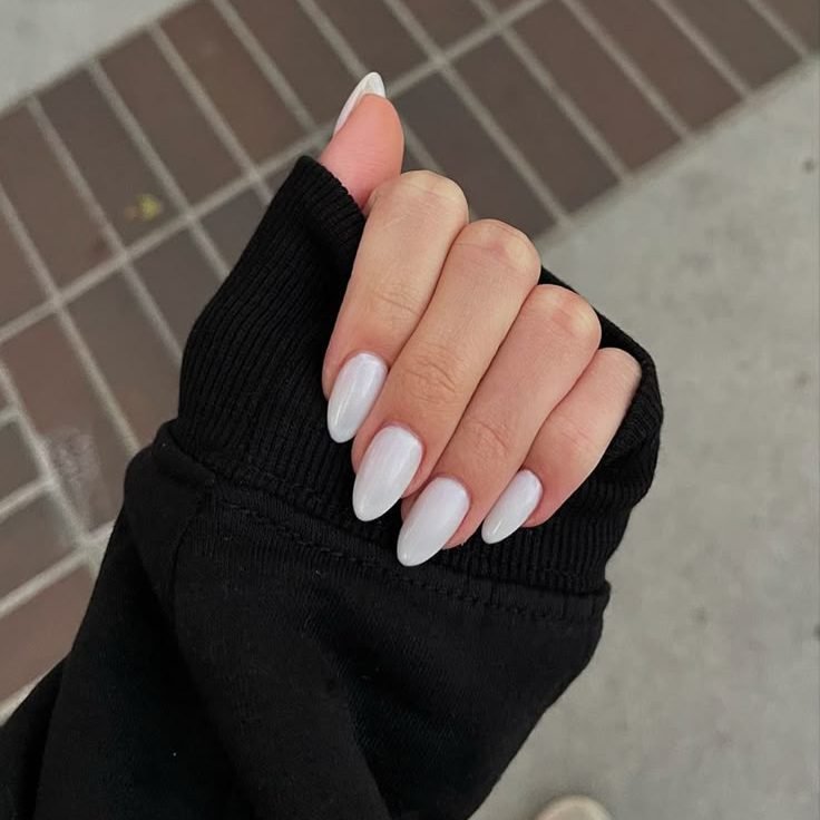 Weiße Mandelnageldesigns