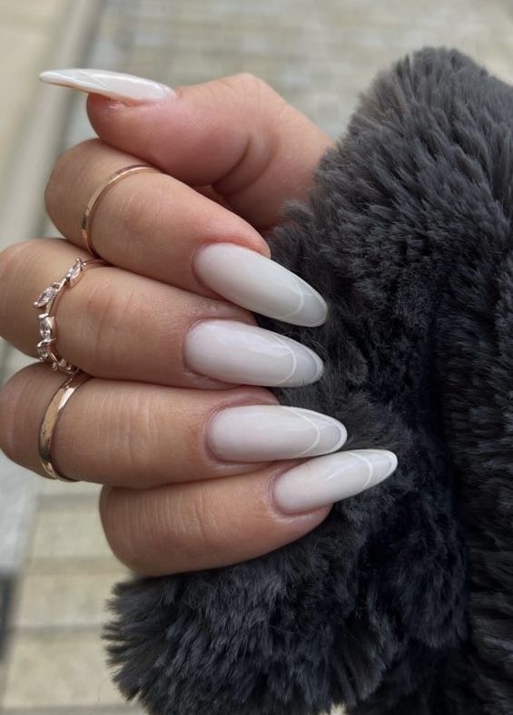 Weiße Mandelnageldesigns