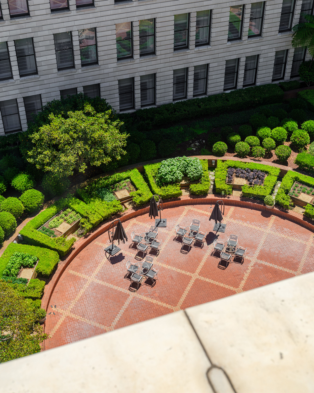 Alicia Tenise Blog teilt den Ritz -Carlton San Francisco Review: Timeless Elegance trifft den modernen Luxus - auf dem Foto The Ritz Carlton San Francisco Courtyard