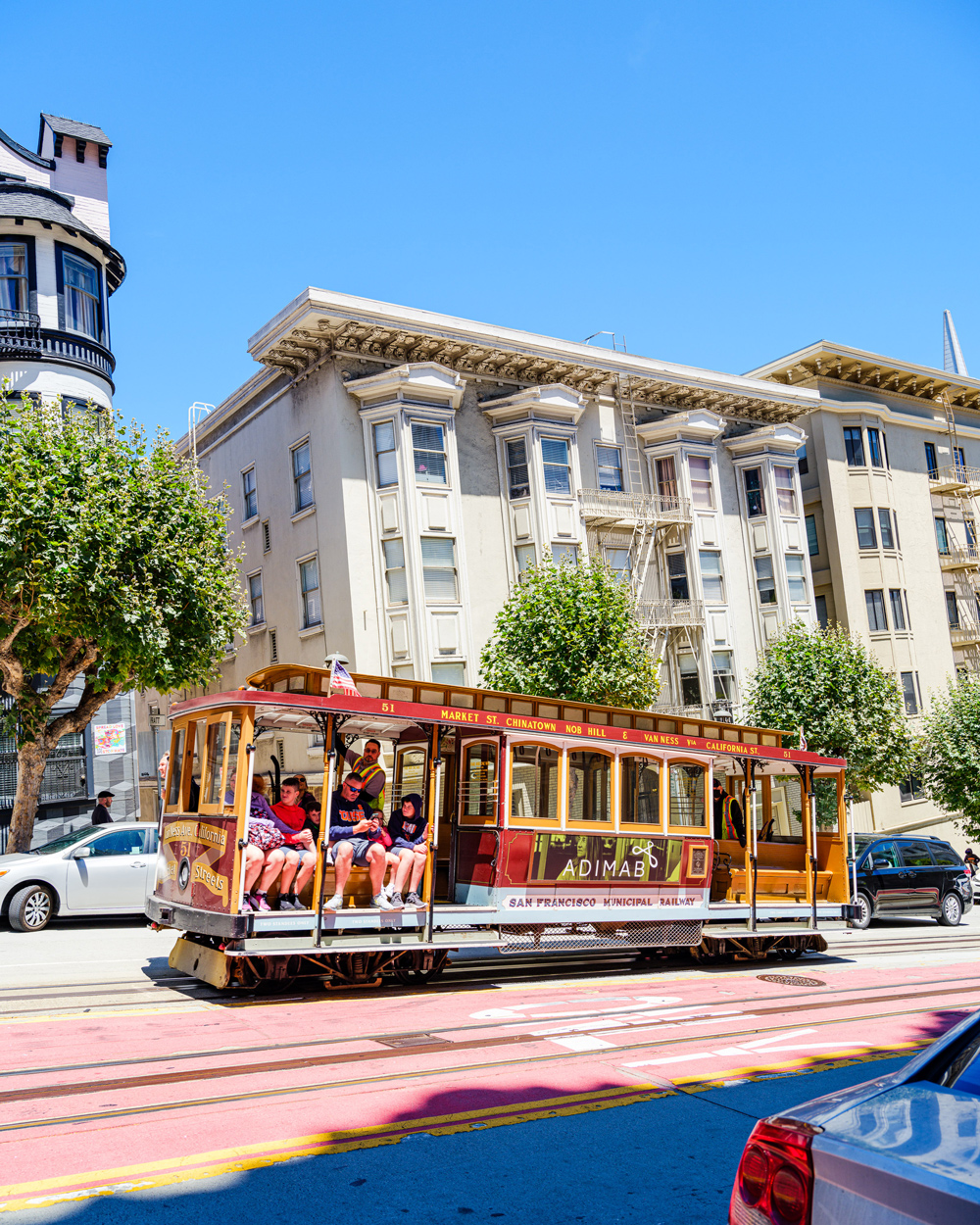 Alicia Tenise Blog teilt den Ritz -Carlton San Francisco Review: Timeless Elegance trifft auf modernen Luxus - auf Foto: San Francisco Cable Car