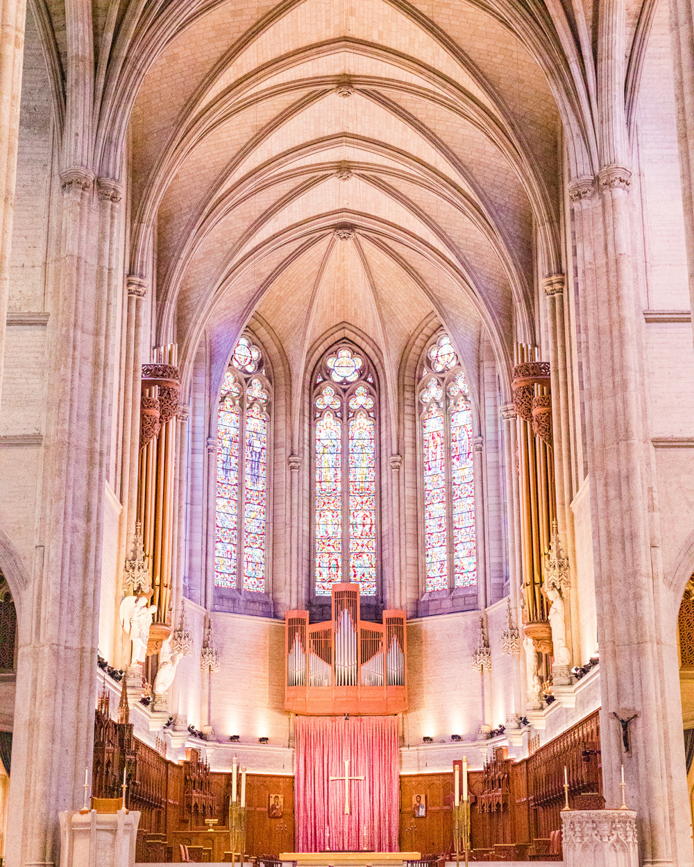 Alicia Tenise Blog teilt den Ritz -Carlton San Francisco Review: Timeless Elegance trifft den modernen Luxus - auf Foto: Grace Cathedral San Francisco