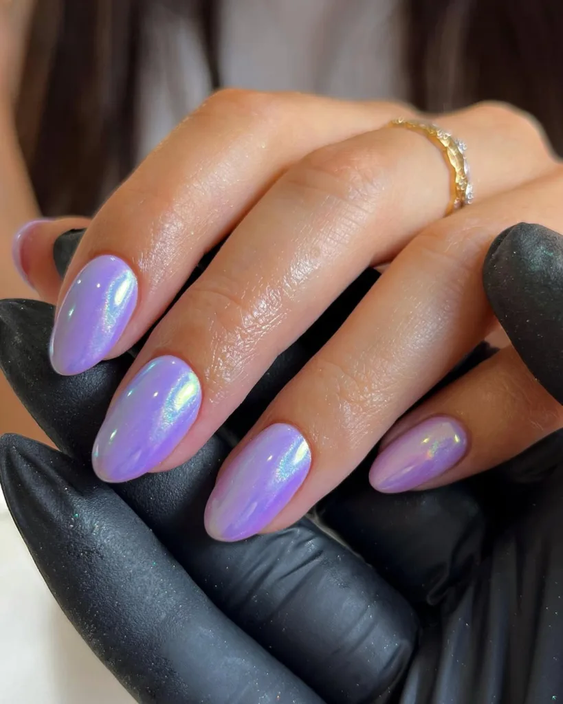 Mandelförmige lila Chromnägel mit einem glänzenden Finish für ein elegantes Frühlingsstyling.