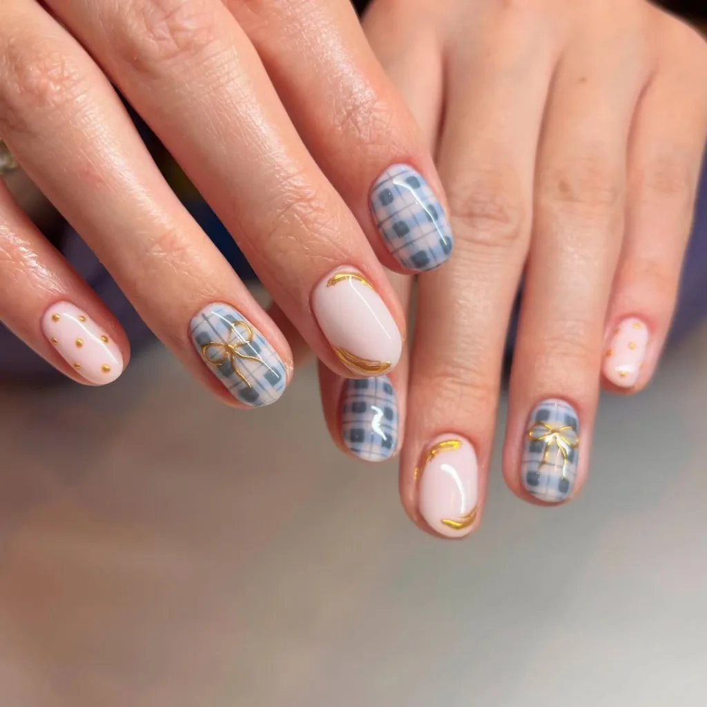 Blue Gingham und Gold Chrom Oval Nails mit zierlichen Bogenakzenten, Frühlingspicknick inspiriert.