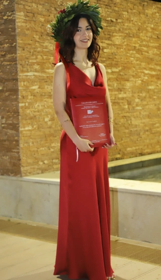 Langes rotes Kleid mit einem V-Ausschnitt, ärmelloses Design, perfekt für formelle Abschlussfeierlichkeiten. Verfügt über eine fließende Silhouette und einen eleganten Stil.