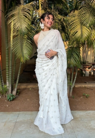 Ein formeller weißer Saree mit komplizierten Verzierungen mit einem Schulter-Drape, das für Abschluss oder festliche Anlässe geeignet ist.