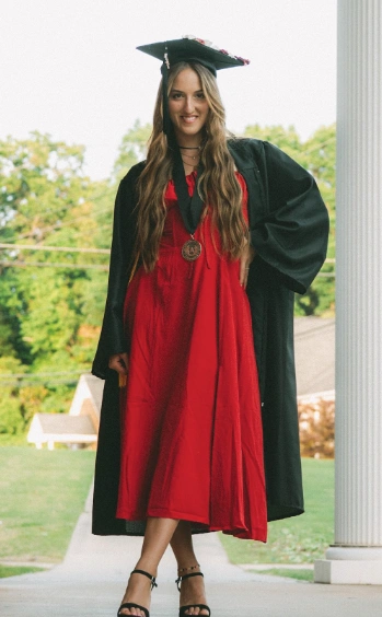 Ein fließendes rotes Abschlusskleid mit einem schwarzen Kleid mit einem einfachen Ausschnitt und für Abschlusszeremonien geeignet.