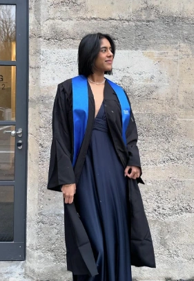 Ein Marine-Abschlusskleid mit einer V-Ausschnitt, gepaart mit einem schwarzen Kleid und einem blauen Schärpe, ideal für formelle Zeremonien.