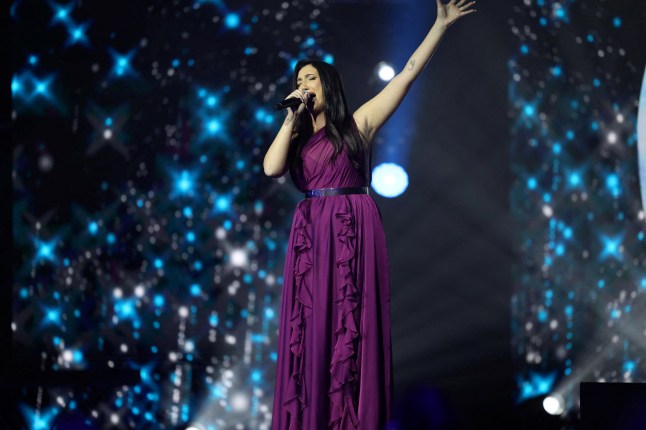 Israels Vertreter des Eurovision Song Contest, Yuval Raphael, ein Überlebender des tödlichen Angriffs von Hamas am 7. Oktober 2023 auf dem Nova Festival im Süden Israels, singt auf einer Bühne in diesem Handout -Foto, das am 23. Januar 2025 von Reuters erhalten wurde. Mit freundlicher Genehmigung von Ortal Dahan. Obligatorische Gutschrift