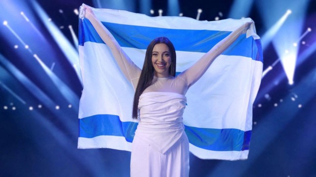 Israels Vertreter des Eurovision Song Contest, Yuval Raphael, ein Überlebender des tödlichen Angriffs von Hamas am 7. Oktober 2023 auf dem Nova Festival im Süden Israels, hält eine israelische Flagge auf diesem Handout -Foto, das am 23. Januar 2025 von Reuters erhalten wurde. Mit freundlicher Genehmigung des aufstrebenden Stars. Obligatorische Gutschrift