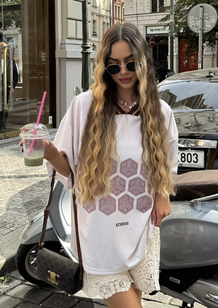 Weiß übergroße grafische T -Shirt mit cremefarbenen Spitzenshorts, perfekt für Freizeitausflüge oder Sommertage.