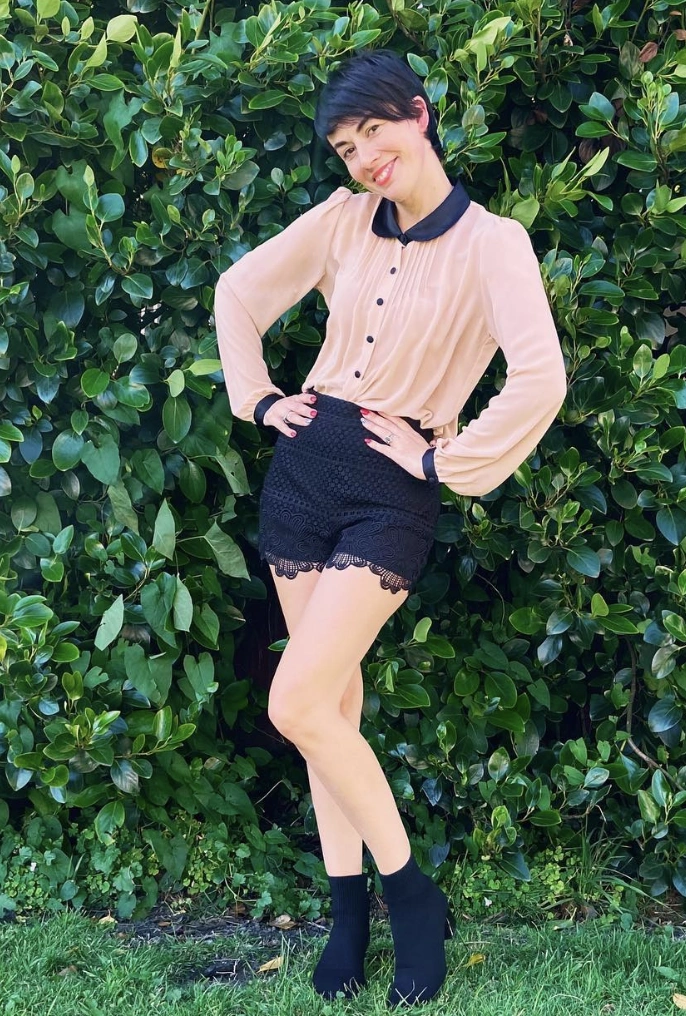 Erröten Sie eine langärmlige Bluse mit schwarzen Spitzenshorts; Gelegenheitsstil perfekt für Ausflüge; Features Taste Details und Spitzenverkleidung.