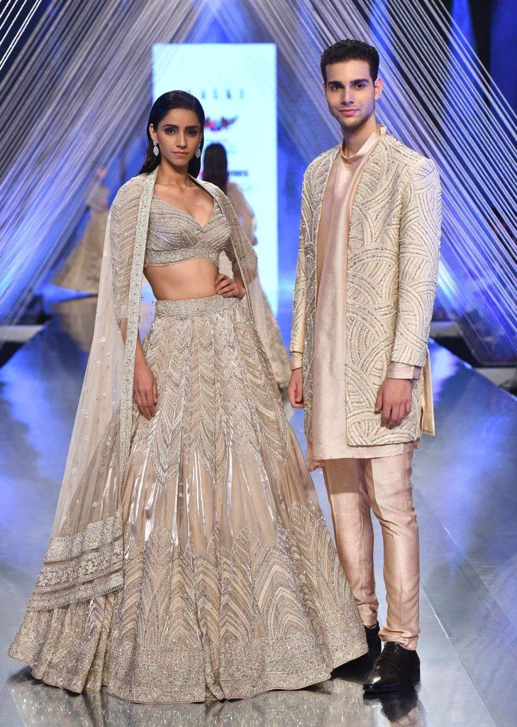 Oyster Organza Lehenga geschmückt mit geschnittenem Dana Stickerei und einer 3/4. -Hülse, mit einem tiefen V -Ausschnitt