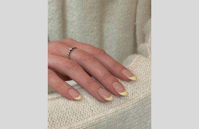 23 mutige kurze Sommernägel Idee für einen schicken minimalistischen Look 8 Gelbe französische Spitze Nägel, nackte Nageldesigns, Nagelkunst
