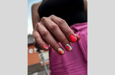 23 mutige kurze Sommernägel Idee für einen schicken minimalistischen Look 9 Kurze Sommernägel, rosa Chromnägel kurz