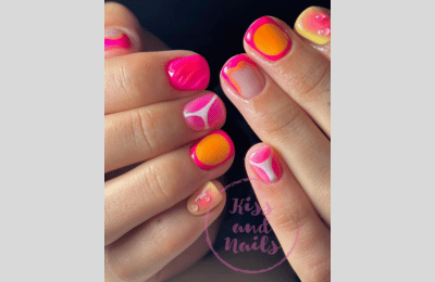 23 mutige kurze Sommernägel Idee für einen schicken minimalistischen Look 18 Rosa und orangefarbene Nägel, kurze Sommernagelideen