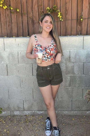 Blumen-Cami-Oberteil in lebendigen Farben mit einem gekräuselten Ausschnitt, gepaart mit hoch taillierten Shorts; Perfekt für lässige Sommerausflüge.
