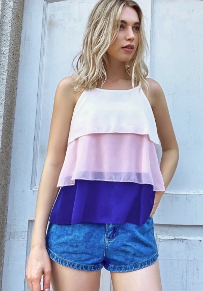 Ein geschichteter Halfter -Cami -Top mit weißen, rosa und blauen Abschnitten, perfekt für ungezwungene Sommerausflüge.