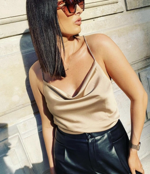Weicher beige Satin -Cami -Oberteil mit einem Motorhahn und dünnen Trägern; Perfekt für lässige oder abendliche Ausflüge.