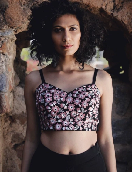 Blumengeschnittenes Cami -Top in Rosa und Schwarz mit einem Schatzausschnitt und dünnen Gurten, perfekt für lässige Ausflüge.