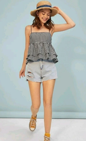 Schwarz -Weiß -Gingham Ruffle Cami Top mit Spaghetti -Trägern, perfekt für ungezwungene Sommerausflüge oder Strandtage.