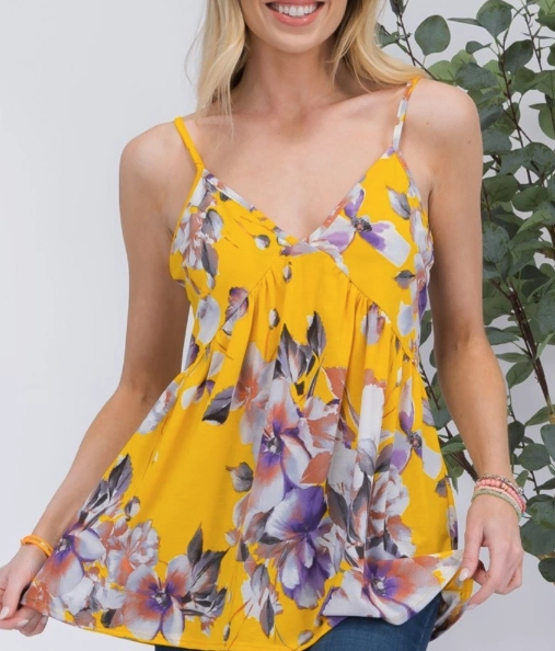 Ein lebendiges gelbes Cami -Top mit Blumenmuster, Gelegenheitsstil und Spaghetti -Gurten, perfekt für Sommerausflüge.