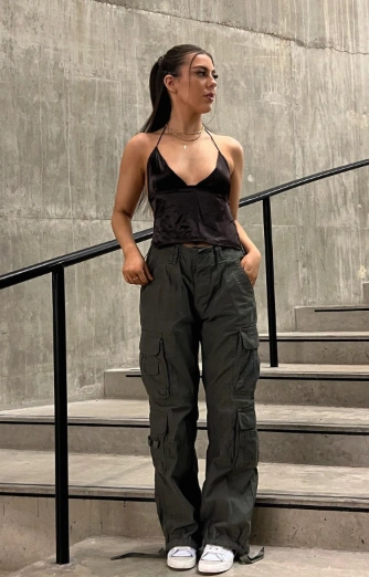 Black Satin Cami Top mit dünnen Gurten mit einem tiefen Ausschnitt, perfekt für Freizeitausflüge oder Nachtveranstaltungen.