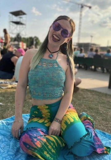 Häkiertes Cami-Top in blaugrün gepaart mit lebendigen Krawattenfärben, perfekt für ungezwungene Sommerfestivals oder Outdoor-Veranstaltungen.