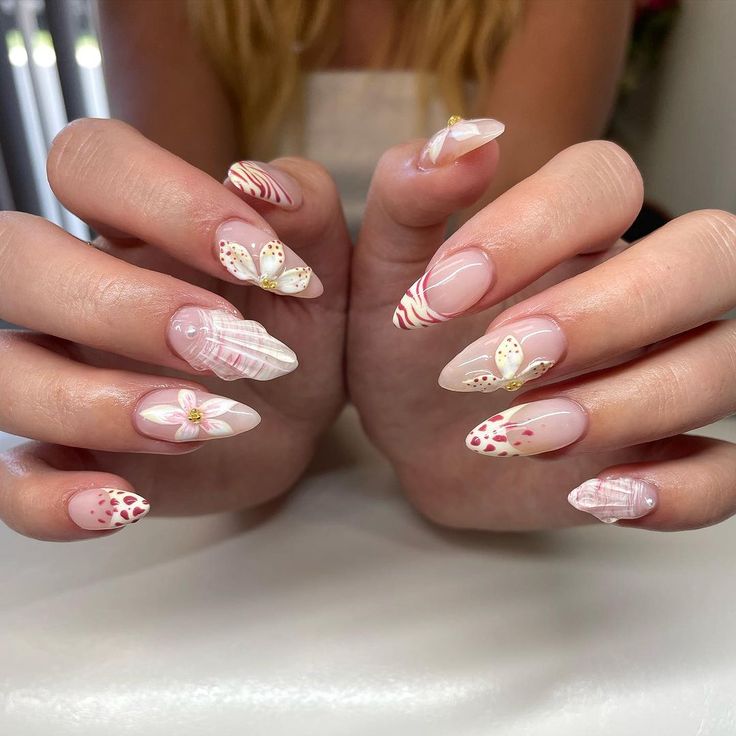 Mandelschalen -Leopardendruck und Blumensommernägel