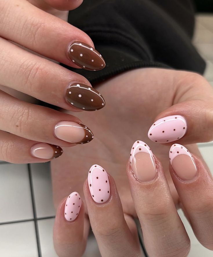 Polka Punkt Schokoladennägel und rosa gedeckte französische Tipp June Nägel