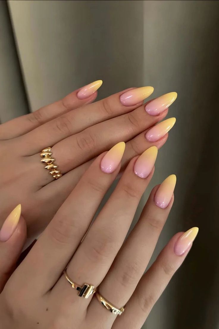 Gelbe und rosa Ombre Mandel June Sommernägel