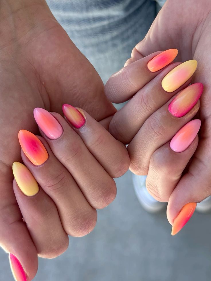 Sommer Neon Aura Pink Orange und gelbe Nägel