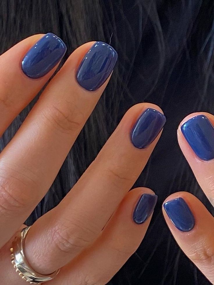 Kurze quadratische dunkelblaue Gelnägel