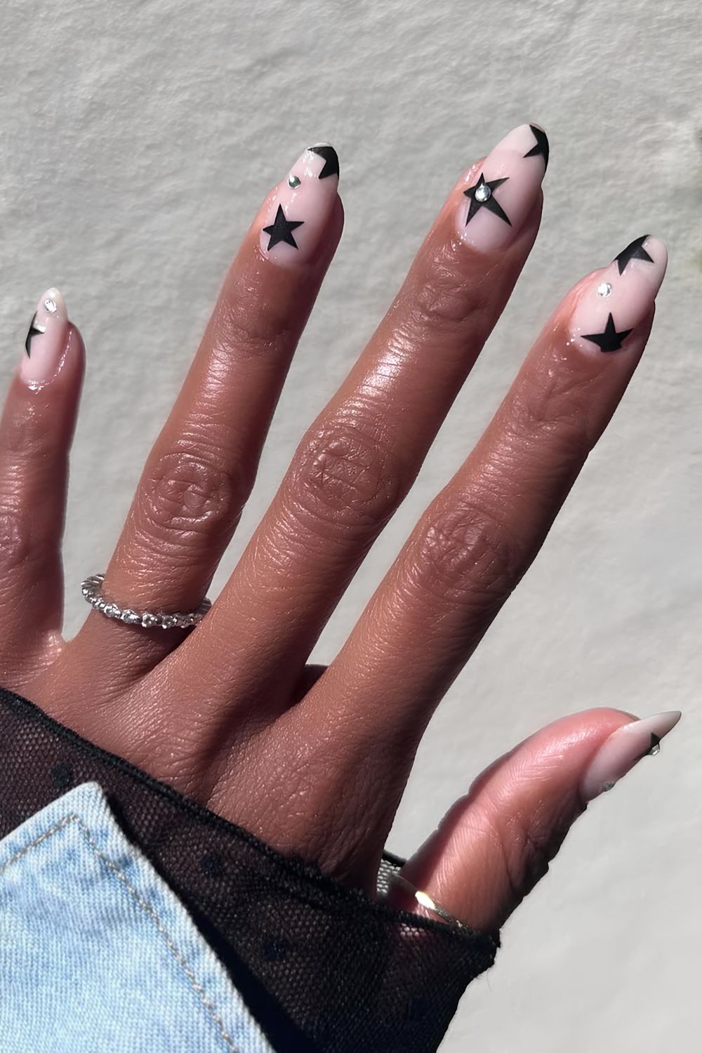 Neutral Mani mit schwarzen Sternen und Edelsteinen