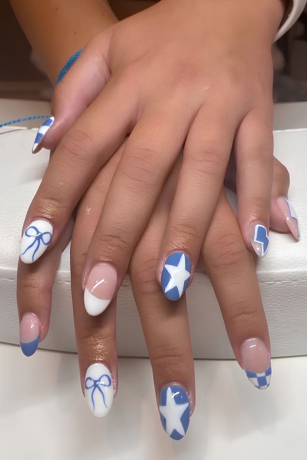 Blaue und weiße Nägel mit Bändern und Sternen