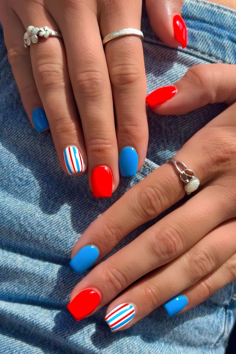 Rot weiße und blaue Nägel mit Streifen
