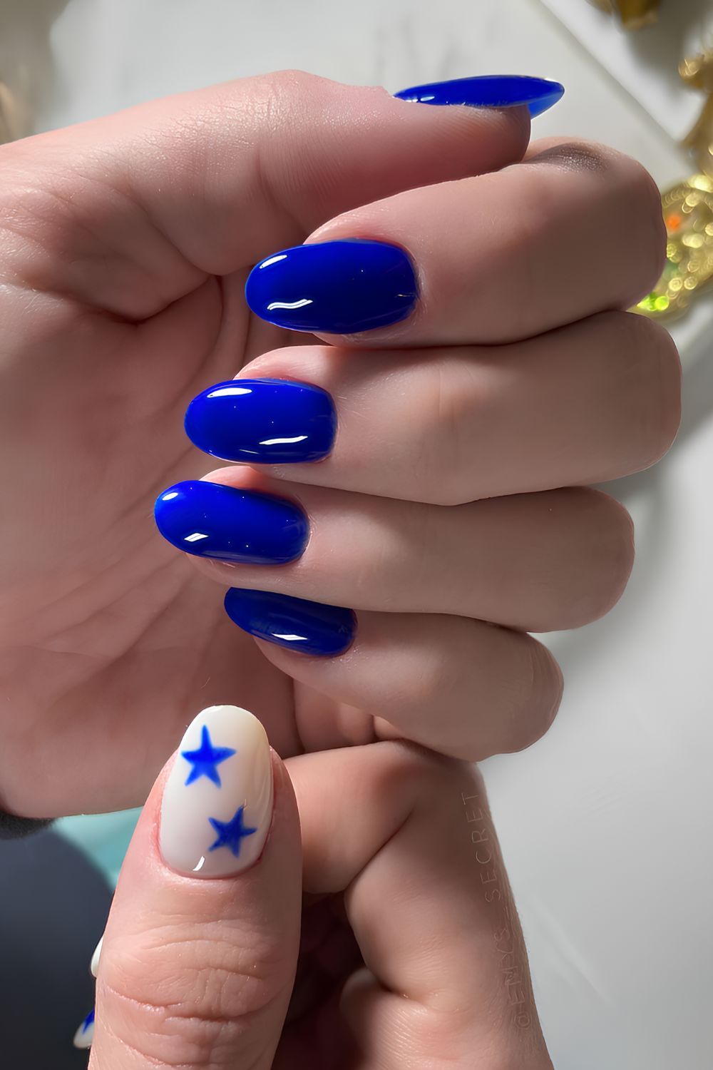 Royal Blue Mani mit Sternakzenten
