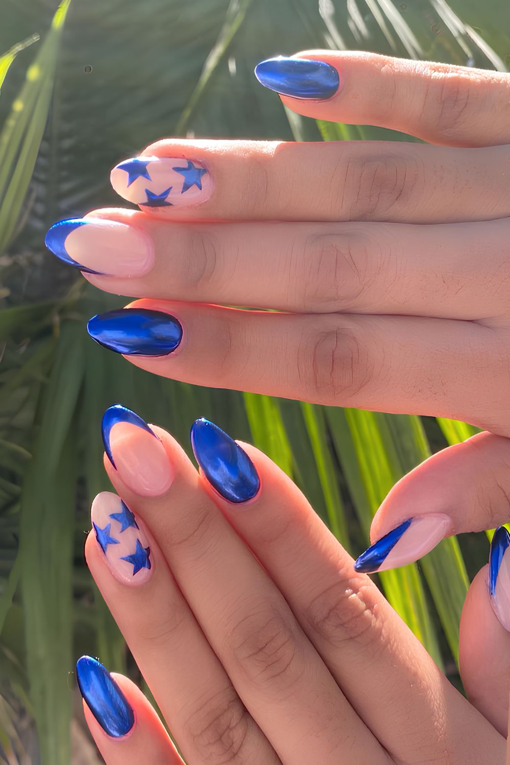 Königliche blaue Chromnägel mit Sternen