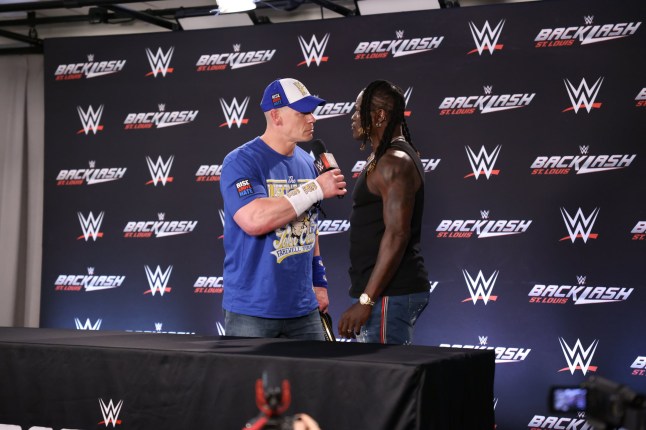 St. Louis, Missouri - 10. Mai: John Cena spricht R -Truth während der WWE -Backlash -Pressekonferenz im Enterprise Center am 10. Mai 2025 in St. Louis, Missouri, an. (Foto von WWE/WWE über Getty Images)